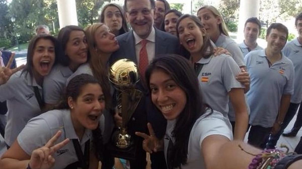 Las jugadoras de la selección española de waterpolo se hacen un 'selfie' con Rajoy