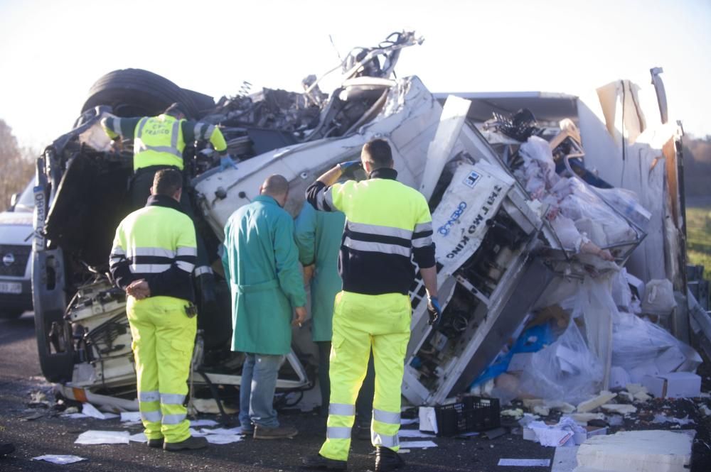 La AP-9 cortada en Abegondo al chocar dos camiones