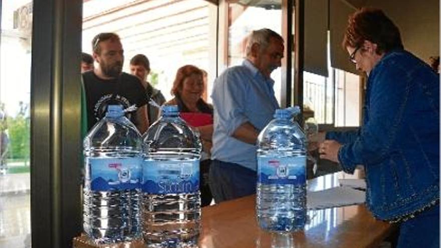 El repartiment d&#039;aigua embotellada es va fer d&#039;onze a una del matí a l&#039;entrada del Residencial Park.