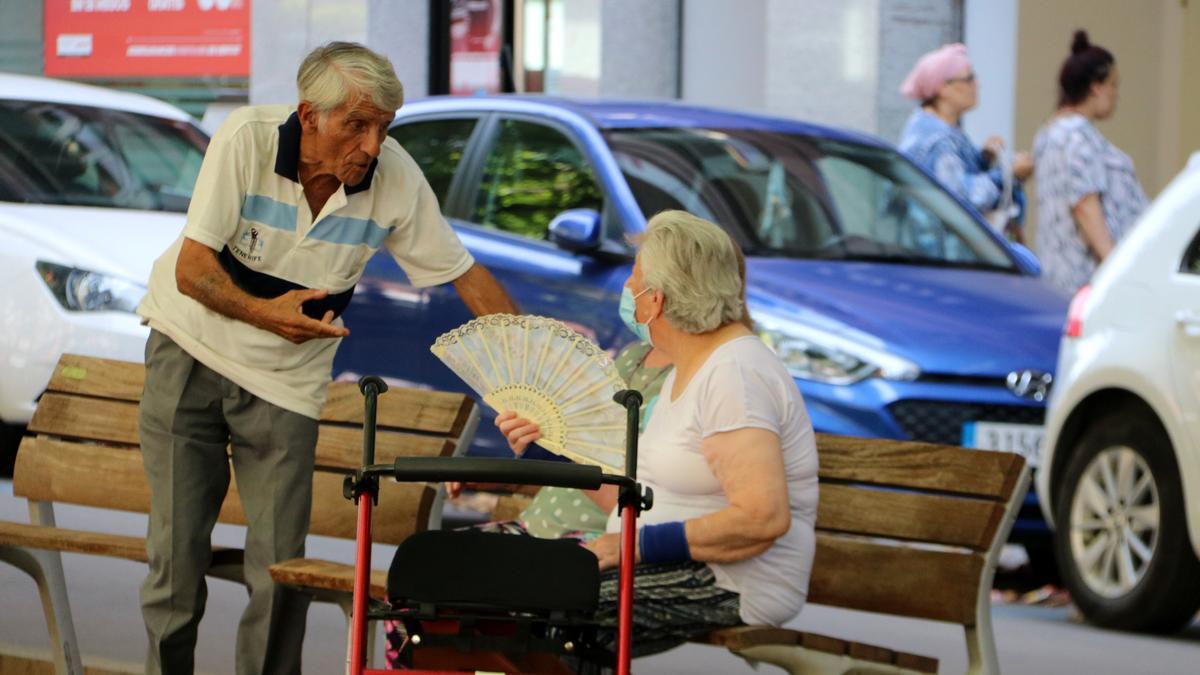 Pla general d&#039;una dona ventant-se al Passeig de Pere III de Manresa