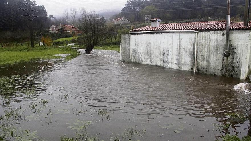 El río Lameira durante una de sus crecidas en el entorno de Sequelo. // Santos Álvarez