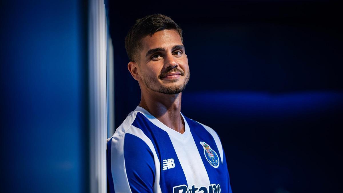 André Silva posa con la camiseta del Oporto, en su anuncio oficial.