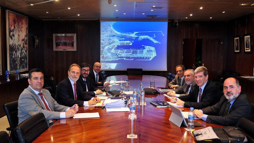 Directivos de la Autoridad Portuaria de València y de Puertos del Estado, ayer, en la sede del organismo público en Madrid.