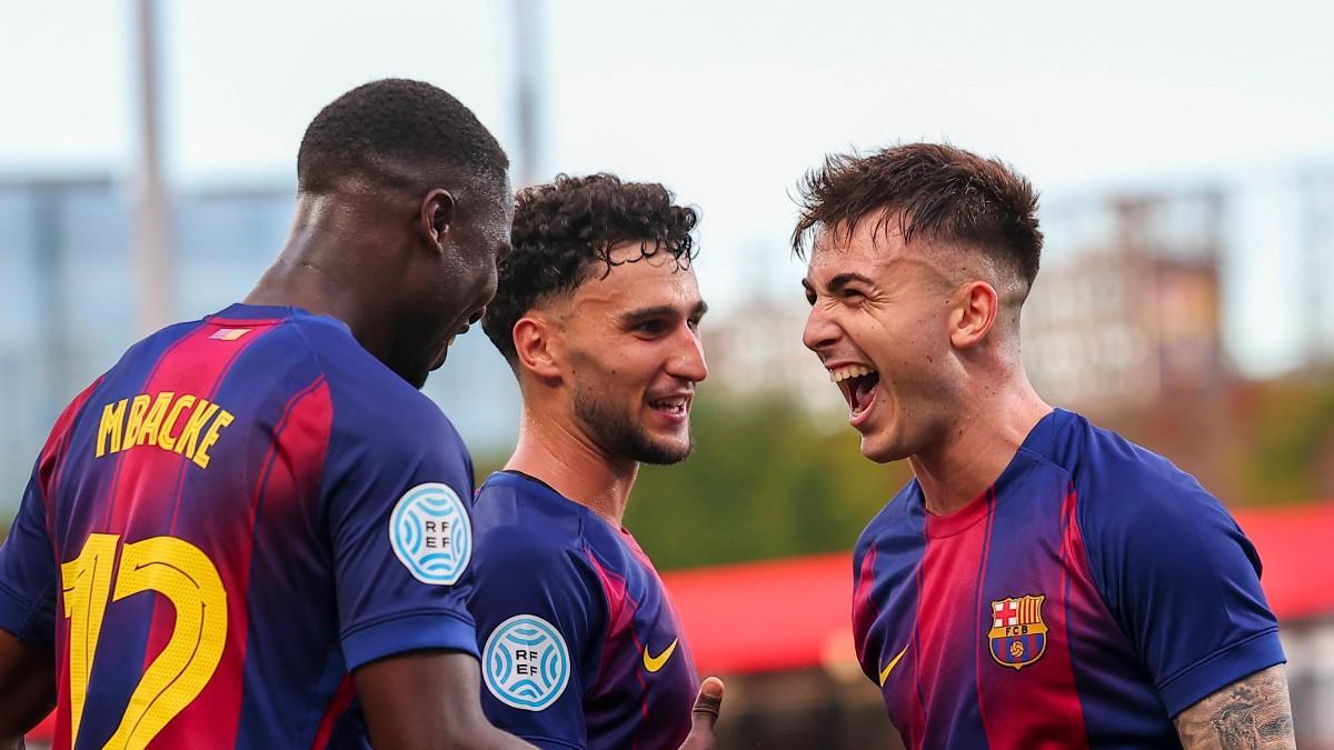 Mbacke celebra un gol con Roger y Barberá