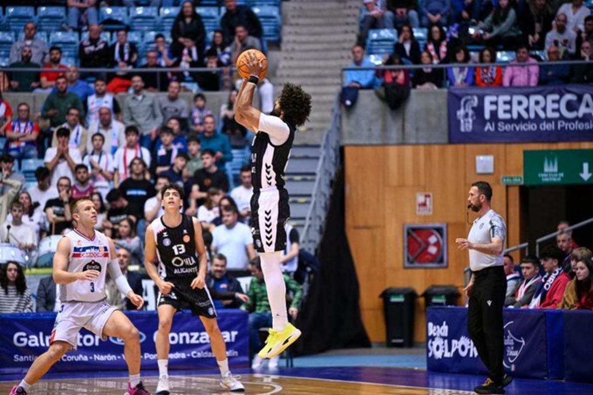 Jean-Mark Mwema intenta un triple en el partido de este martes.