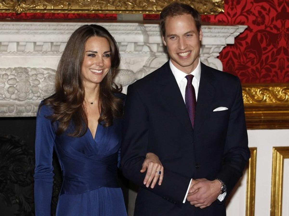 Tras ocho años de noviazgo, el príncipe Guillermo de Inglaterra y Kate Middleton se casarán el 29 de abril en la Abadía de Westminster, lugar donde se celebró el multitudinario funeral de Diana de Gales. En la foto, la pareja durante el compromiso de su boda.