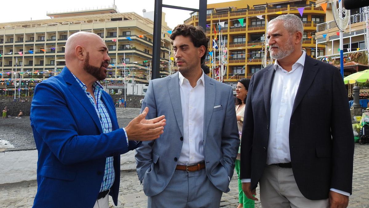 Marcos González conversa con Fernando Miñarro y Manuel Ortega en Puerto de la Cruz.