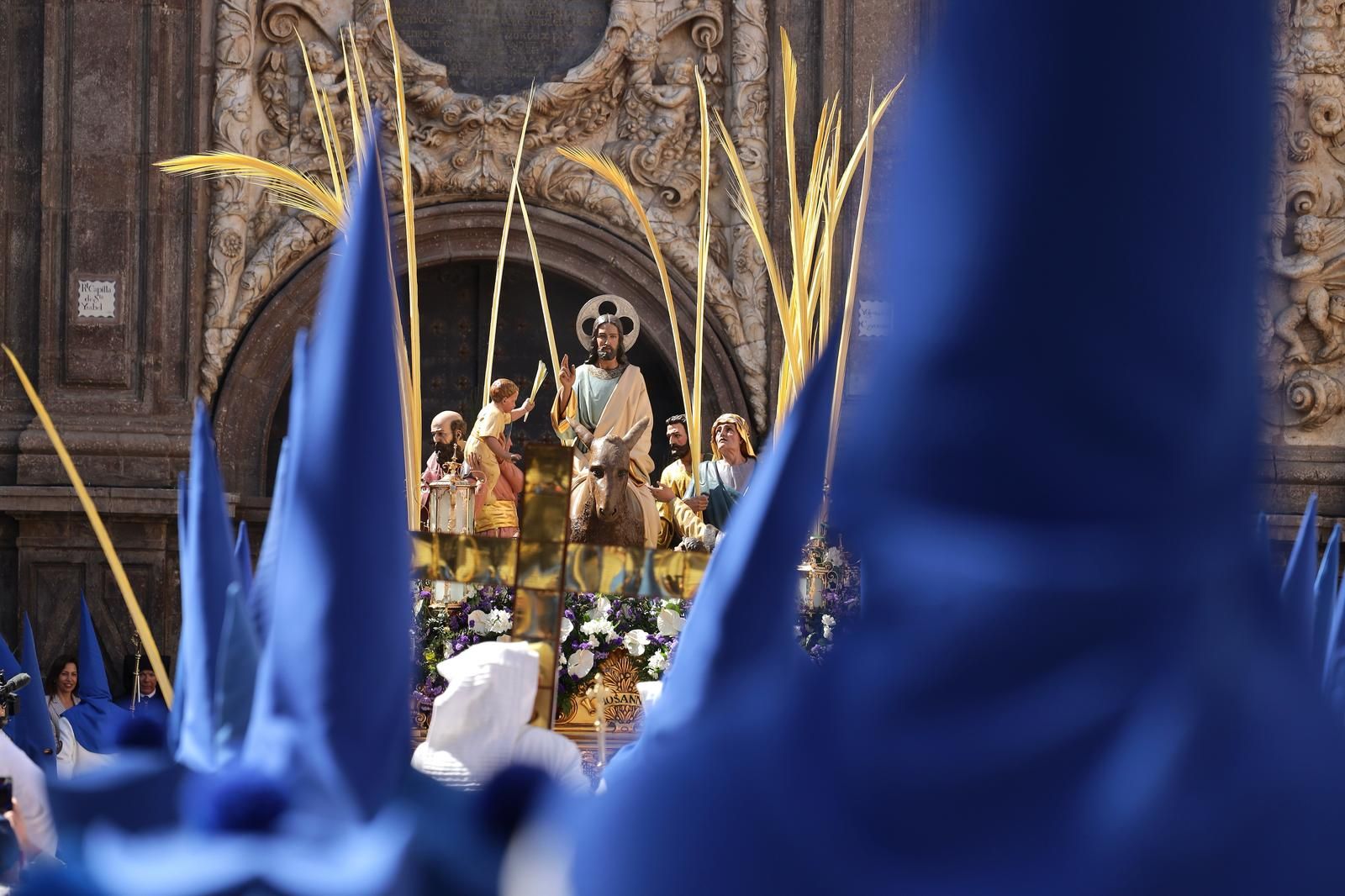 En imágenes | Emoción y mucho público en la procesión de las palmas de Zaragoza