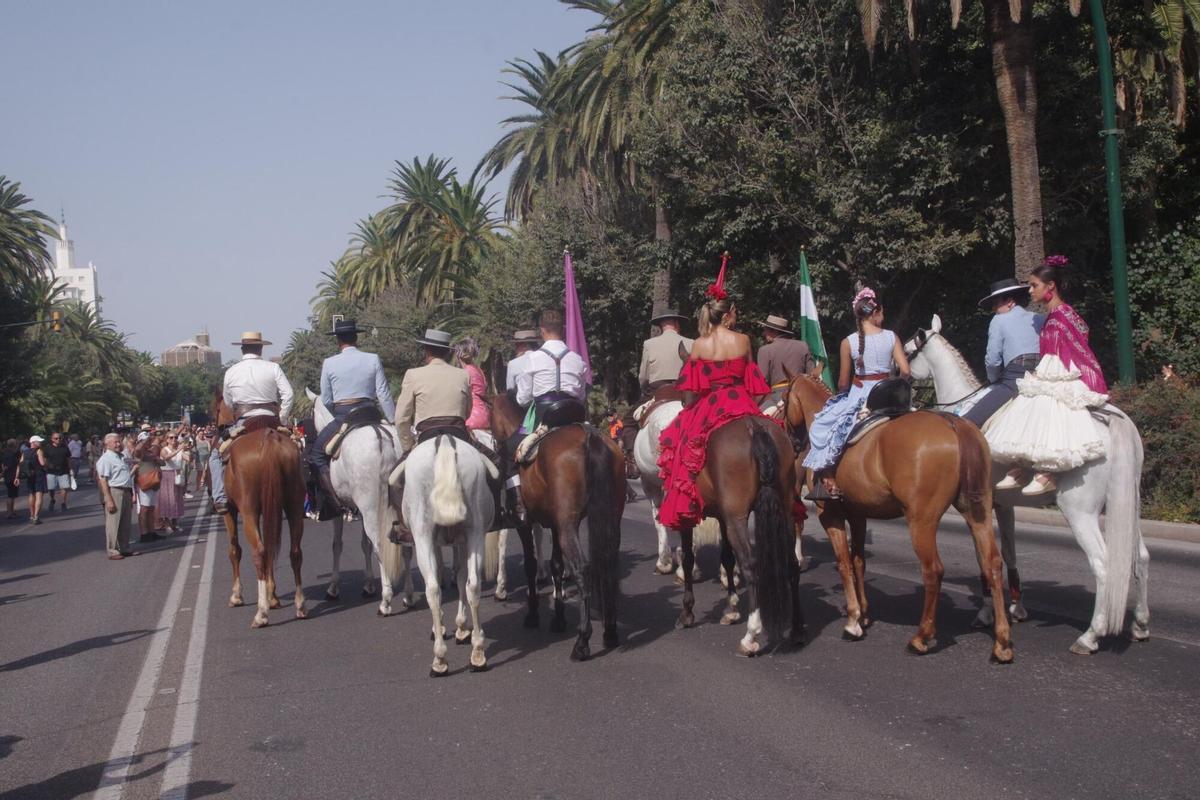 Málaga peregrina ante la Victoria para comenzar su Feria
