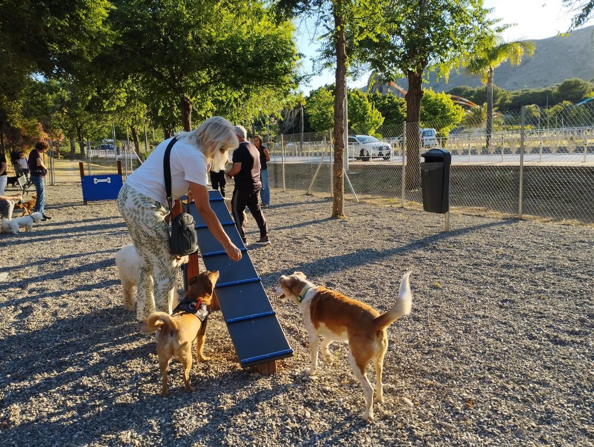 El nuevo parque canino de Torremolinos cuenta con todo tipo de mobiliario para las mascotas y sus dueños.