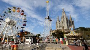 Aspecto general del Tibidabo con la noria, la atalaya, el carrusel y la basílica al fondo.