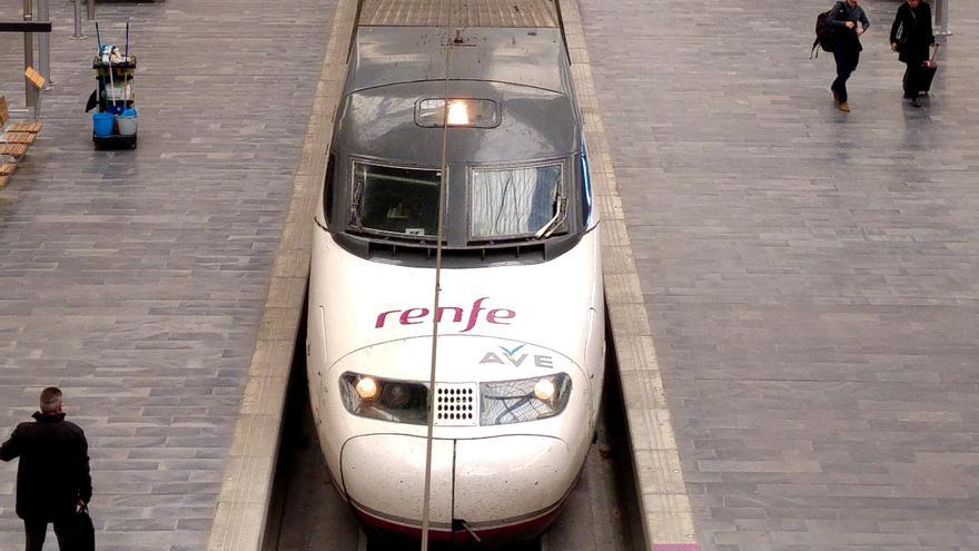 Un AVE realiza su parada en la estación Delicias de Zaragoza.