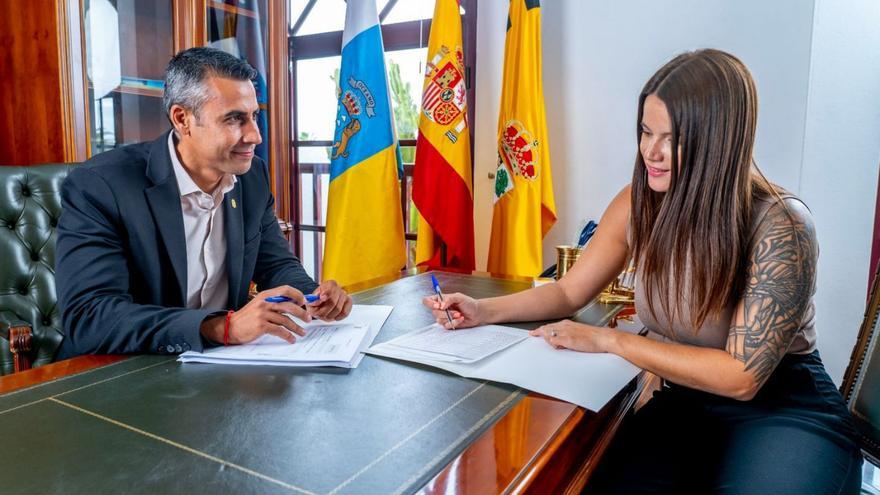 El alcalde de La Oliva, Isai Blanco, despacha con la concejal Alexandra Martín. | LP/DLP