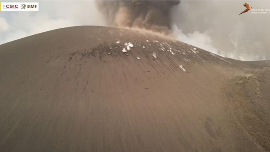 Caída de bombas volcánicas desde los centros de emisión del volcán de La Palma (07/12/2021)