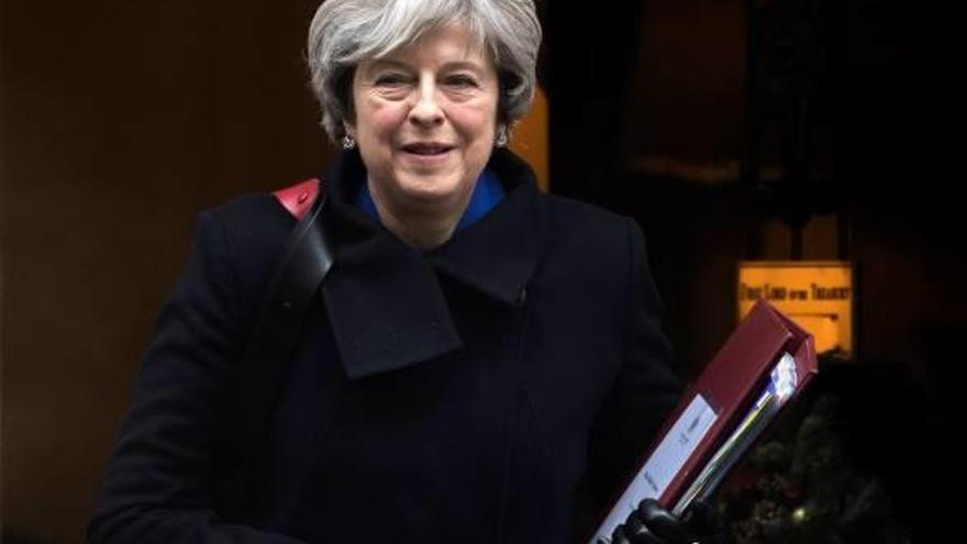 La primera ministra britànica, Theresa May, sortint ahir del número 10 de Downing Street