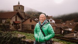 El alcalde en funciones y futuro candidato en Isaba, Carlos Anaut Abadía, posa en una de las calles de su pueblo del Valle del Roncal.