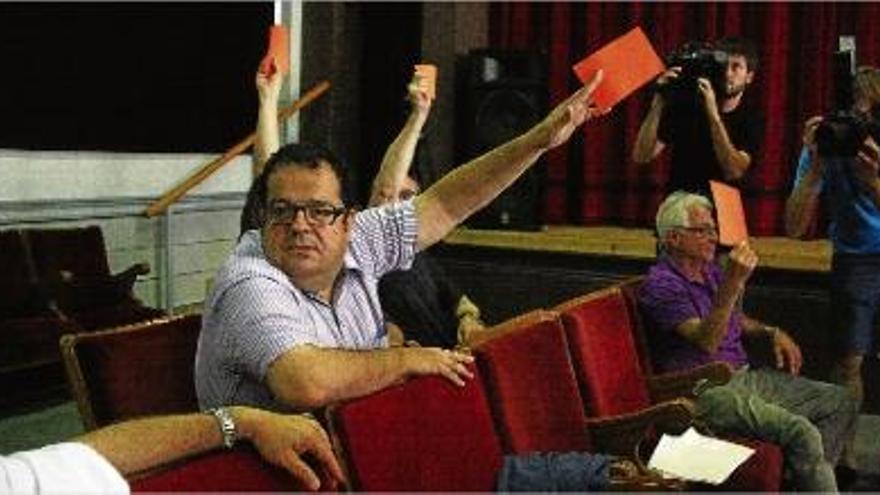 El diputat Joan Ignasi Elena, ahir, en una votació durant l&#039;assemblea d&#039;Avancem a Sant Feliu de Codines.