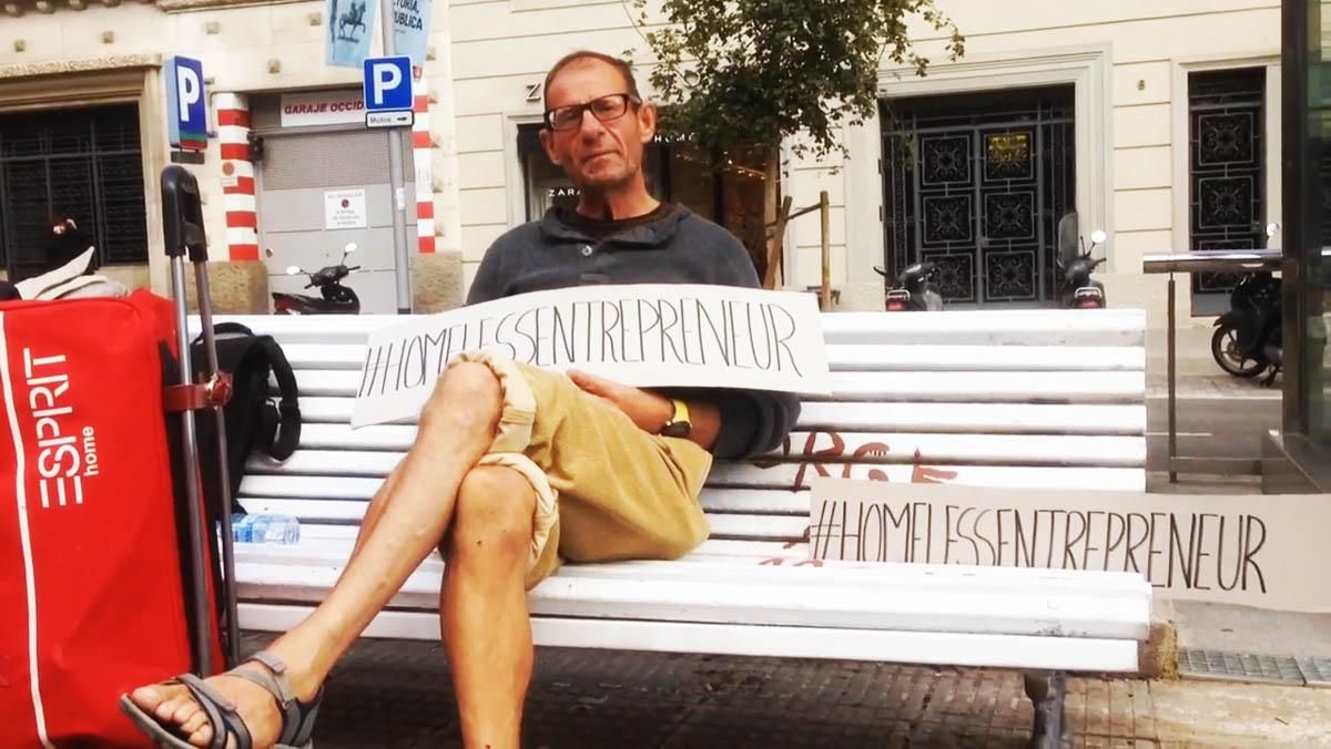  Homeless Entrepreneur ayuda a los indigentes a salir de la calle, trabajando.