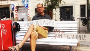 Homeless Entrepreneur ajuda els indigents a sortir del carrer, treballant.