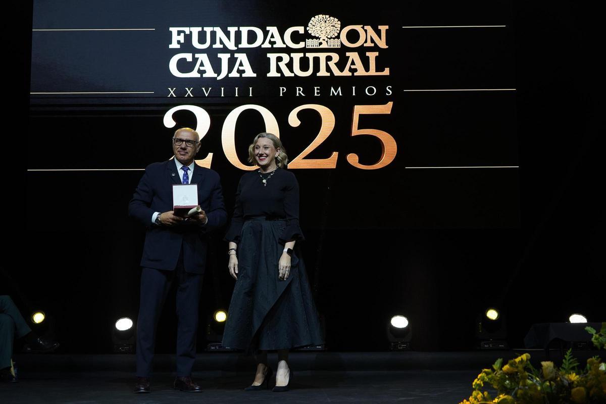 Premio Valores Humanos al Banco de Alimentos de Zamora. Su presidente, Andrés Rincón, recoge el premio de manos de la vicepresidenta de la Junta y consejera de Familia e Igualdad de Oportunidades, Isabel Blanco.