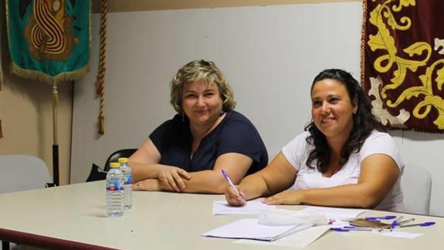 La presidenta de la Junta Local Fallera de Cullera, Susi Melià y su antecesora en el cargo.