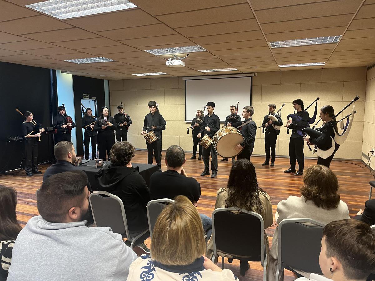 Actuación do grupo de instrumentos tradicionais de Sementeira, na presentación do seu primeiro disco