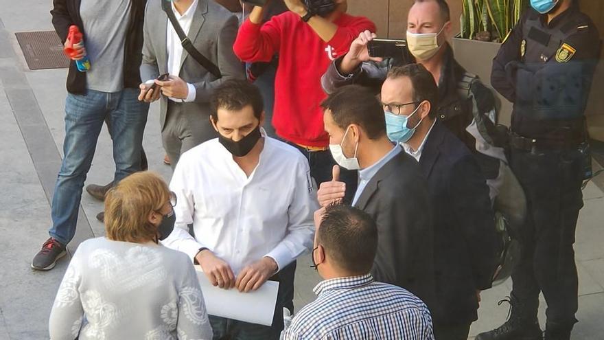 El alcalde de Elche durante la protesta de la hostelería.