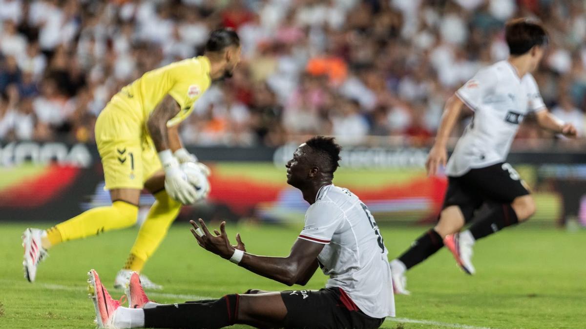 Sadiq se lamenta tras la derrota ante el Betis en Mestalla