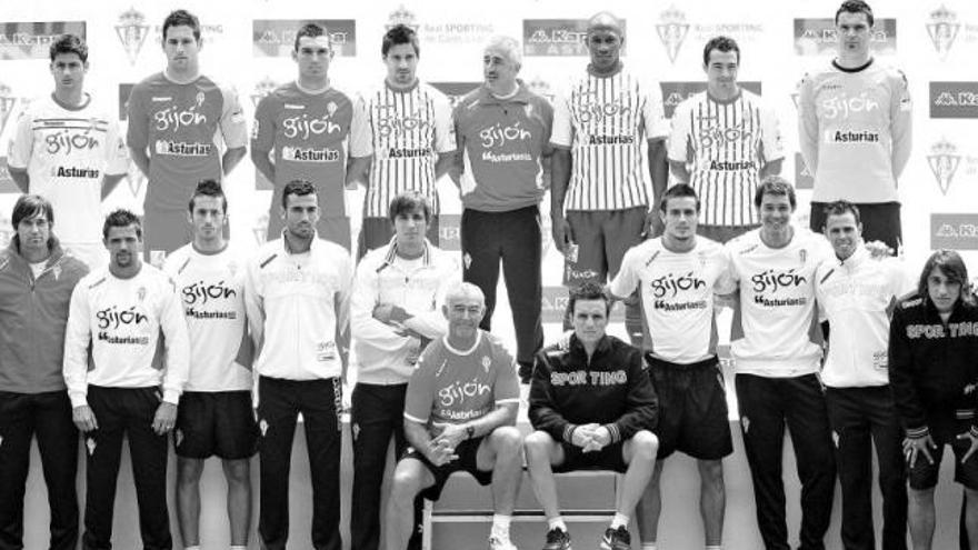 Los jugadores y el cuerpo técnico del Sporting posan con la nueva equipación del conjunto rojiblanco en El Molinón.