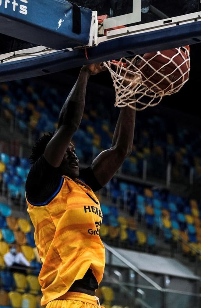 El jugador del Herbalife Gran Canaria Khalifa Diop durante el partido correspondiente a la octava jornada de la Eurocopa contra el Cedevita Olimplija de Liubliana, disputado este miércoles en el Gran Canaria Arena, en Las Palmas de Gran Canaria