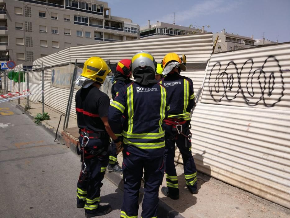 Intervención de los bomberos para asegurar la valla y precinto de los accesos