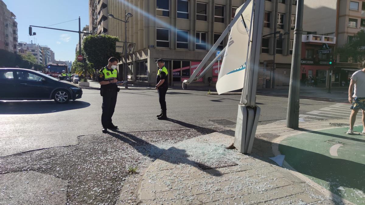 Estado en el que ha quedado parte del mobiliario afectado en el atropello.