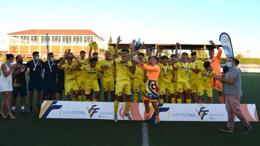 Los jugadores y cuerpo técnico del cadete A del Villarreal celebraron por todo lo alto el título de campeones autonómicos 2020/21.