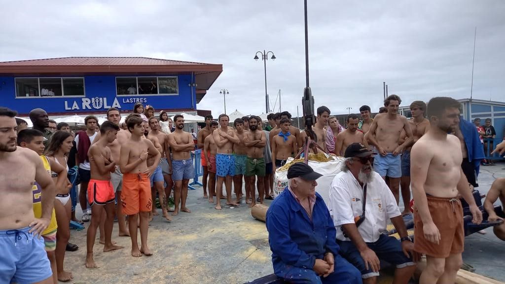 La cucaña de Lastres bate récord de participación y público.