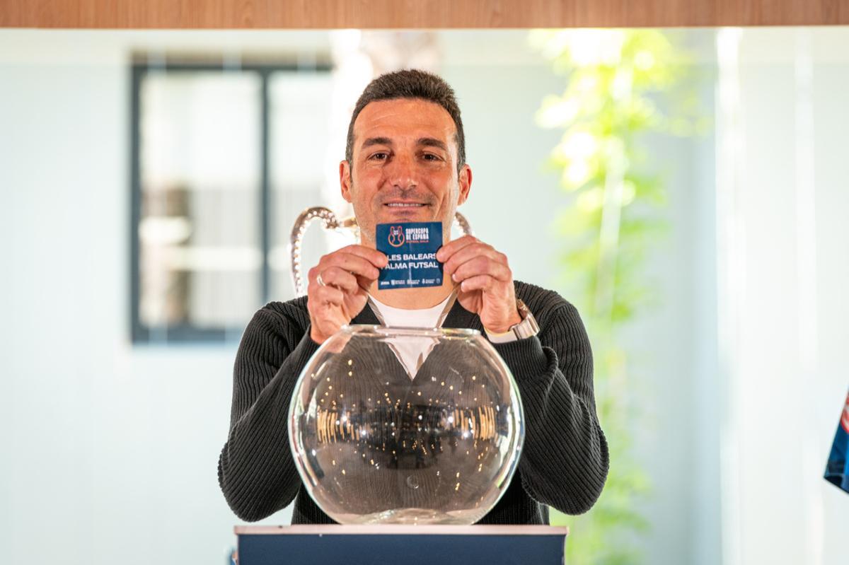 Lionel Scaloni saca la bola del Palma Futsal en el sorteo de la Supercopa de España.