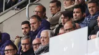 Apoyo total del primer equipo al Barça Atlètic en el derbi: Flick, Deco, Lamine, Gavi...