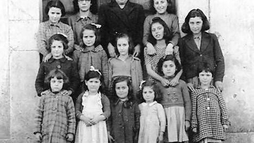 Grupos de chicas. A la izquierda, las alumnas de Poo de 1943. A la derecha, Teresa Martínez, Amalia Gutiérrez, María Jesús Martínez, Conchita Caballero y Angelita Quintana con un chófer.