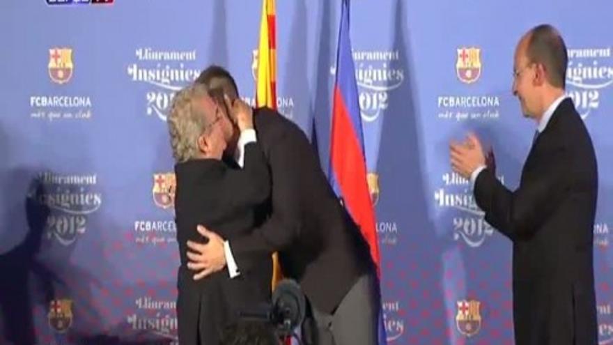 Piqué recibe la medalla de plata del Barça