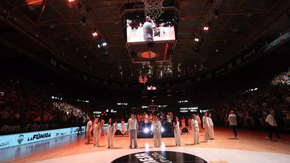 La Fúmiga enciende la Fonteta con el nuevo himno taronja
