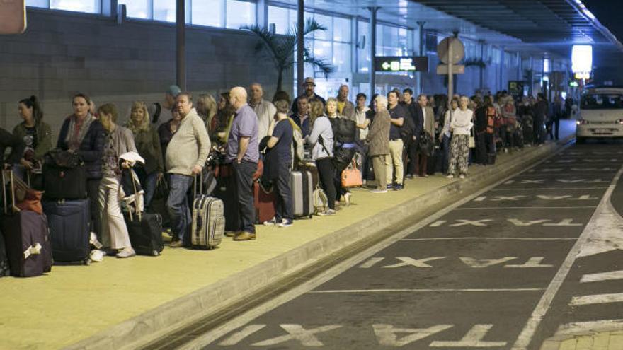 Personas esperando en el aeropuerto de Fuerteventura.