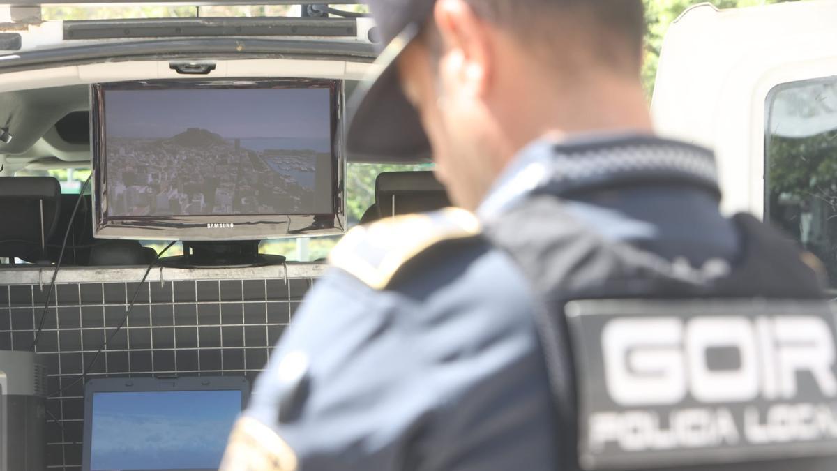 Un agentes del GOIR de la Policía Local de Alicante.