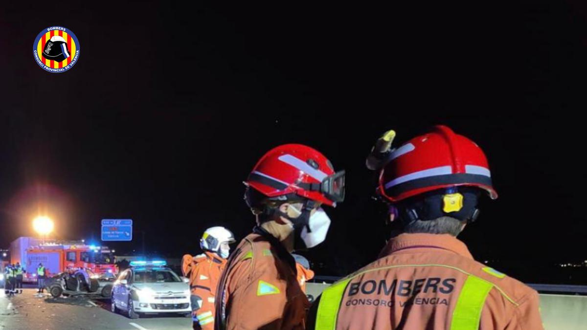 Los bomberos rescatan a las víctimas del choque en la A-7.