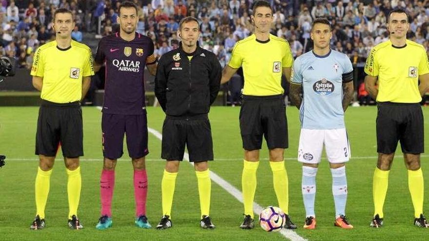 Fernández Pérez, tercero por la izquierda, cuando asistió como cuarto árbitro en el Celta-FC Barcelona.