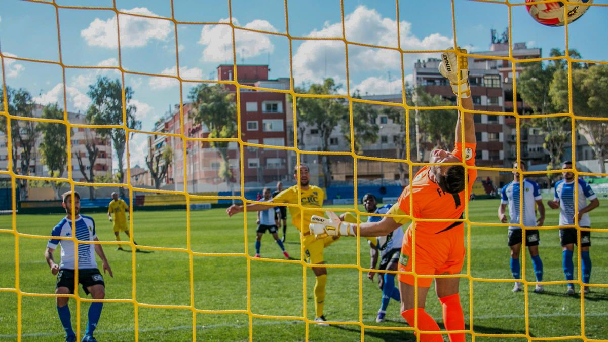 El portero del Hércules Falcón se estira, pero no puede parar el remate de Lolo Pavón que supuso el 1-0 del Orihuela.