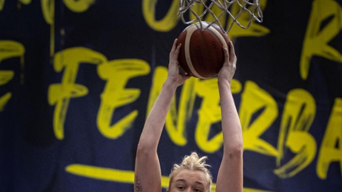 Reisingerova, a punt de fer
 un llançament a la cistella 
ahir.  euroleague women