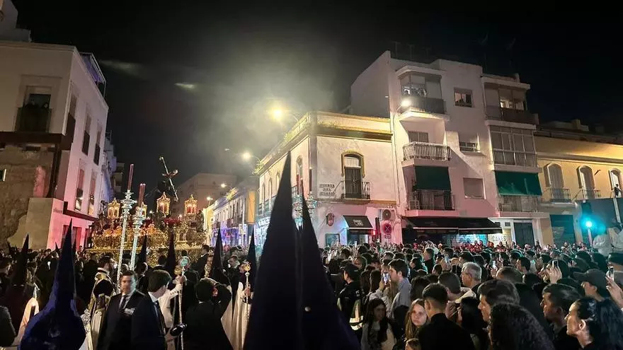 Vídeo | Cientos de personas aguardan la llegada del Cristo de la Salud a la Puerta Osario