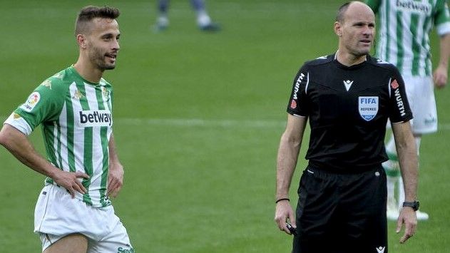 Canales y Mateu Lahoz, en un partido.