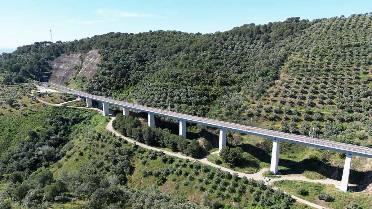 El Viaducto de Churreteles, también en la linea de alta velocidad que conecta Madrid y Sevilla.