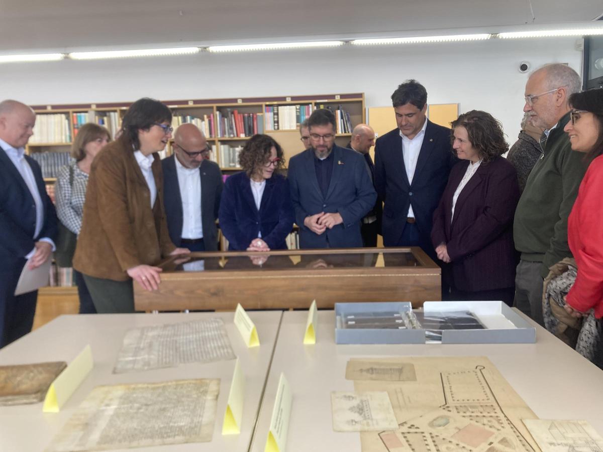 Alcalde, president del Consell, consellera i presidenta de l'Arxiu contemplen documents històrics