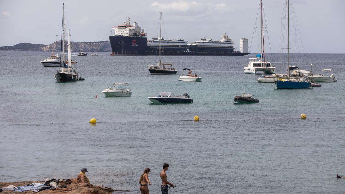 Todas las imágenes del impresionante buque que ha trasladado dos ferris a Ibiza desde Alaska